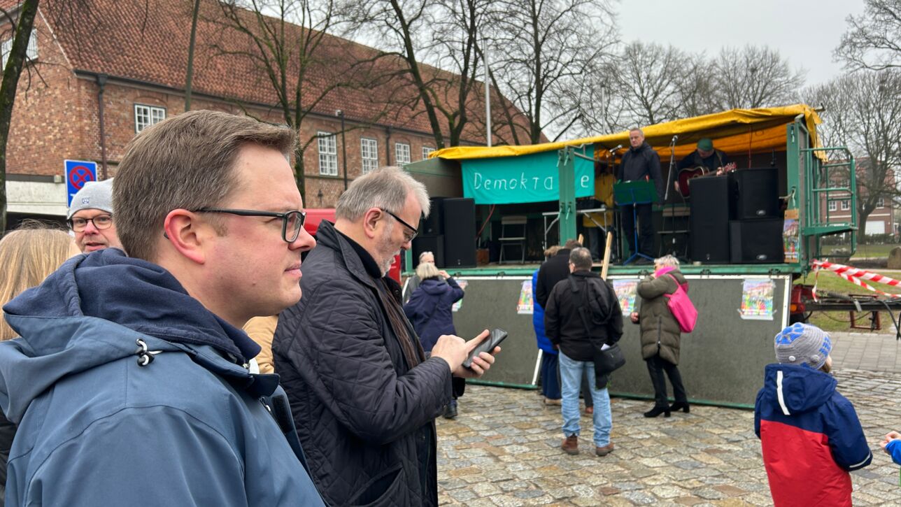 Rund 500 demonstrieren in Bad Bramstedt gegen „Rechts“