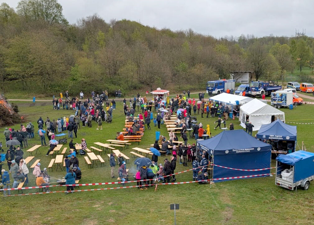 THW-Familien-Osterfeuer trotz Regen ein voller Erfolg