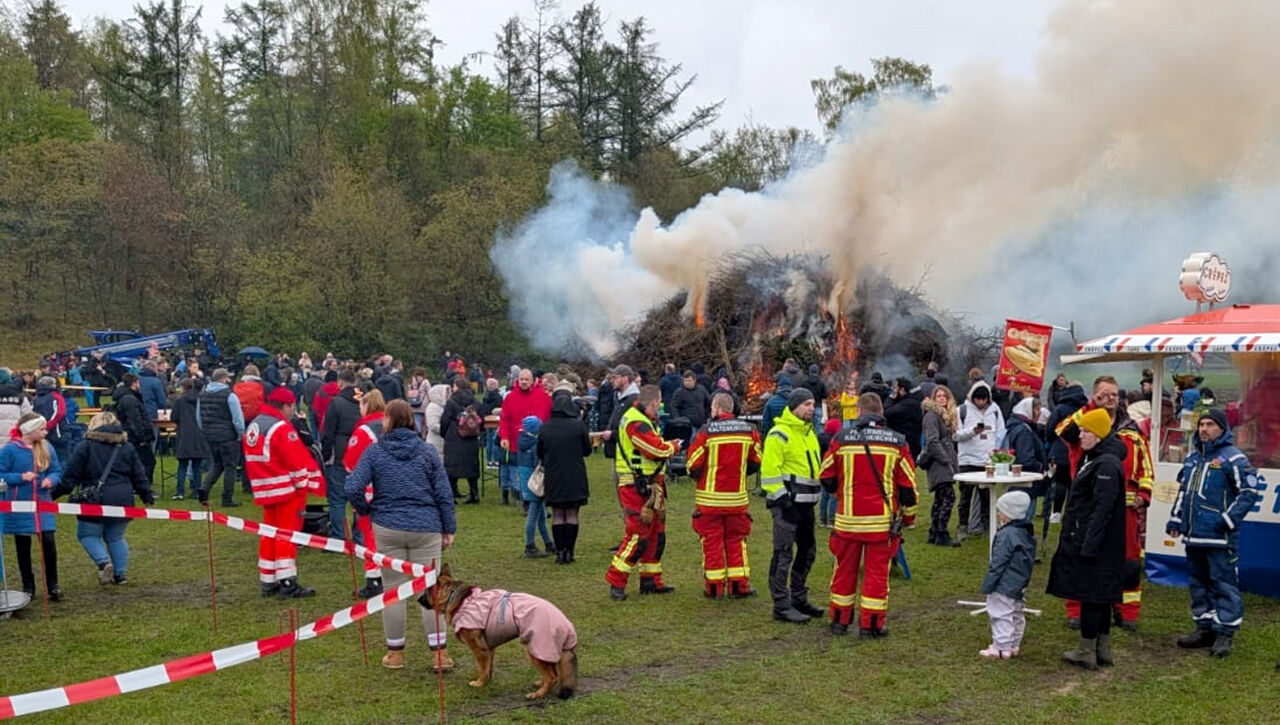 THW-Familien-Osterfeuer trotz Regen ein voller Erfolg