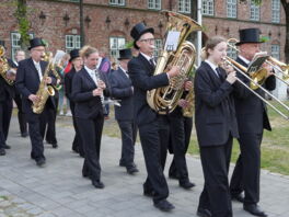 "De Gill schall leven" - Fleckensgilde tanzt um den Roland