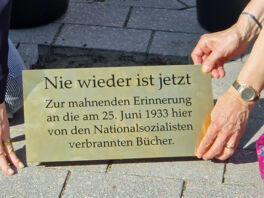 Rozette Kats und Melanie Bernstein verlegen Gedenktafel auf dem Bad Segeberger Marktplatz