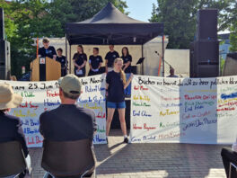Rozette Kats und Melanie Bernstein verlegen Gedenktafel auf dem Bad Segeberger Marktplatz