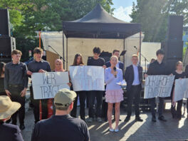 Rozette Kats und Melanie Bernstein verlegen Gedenktafel auf dem Bad Segeberger Marktplatz