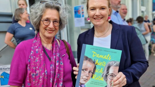 Rozette Kats und Melanie Bernstein verlegen Gedenktafel auf dem Bad Segeberger Marktplatz
