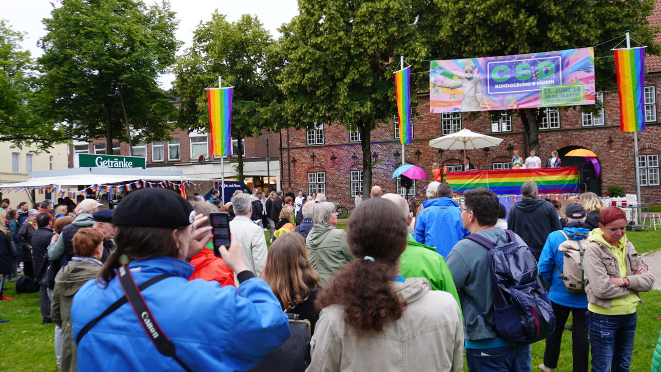 Bad Bramstedt feiert ersten Christopher Street Day