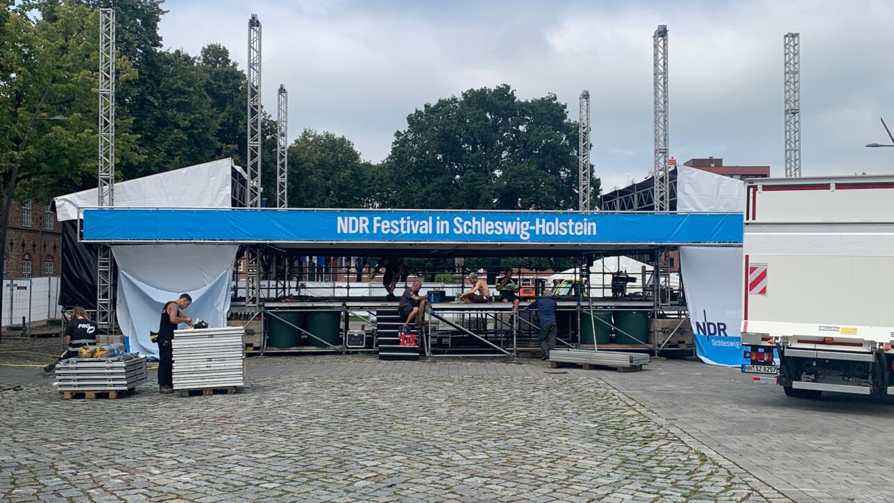 Der Aufbau für die Orts-Challenge und das Konzert von Glasperlenspiel läuft