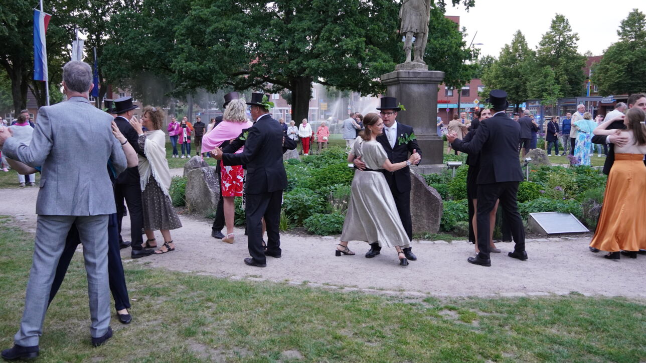 "De Gill schall leven" - Fleckensgilde tanzt um den Roland