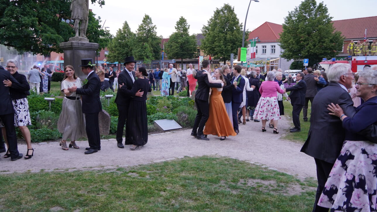 "De Gill schall leven" - Fleckensgilde tanzt um den Roland