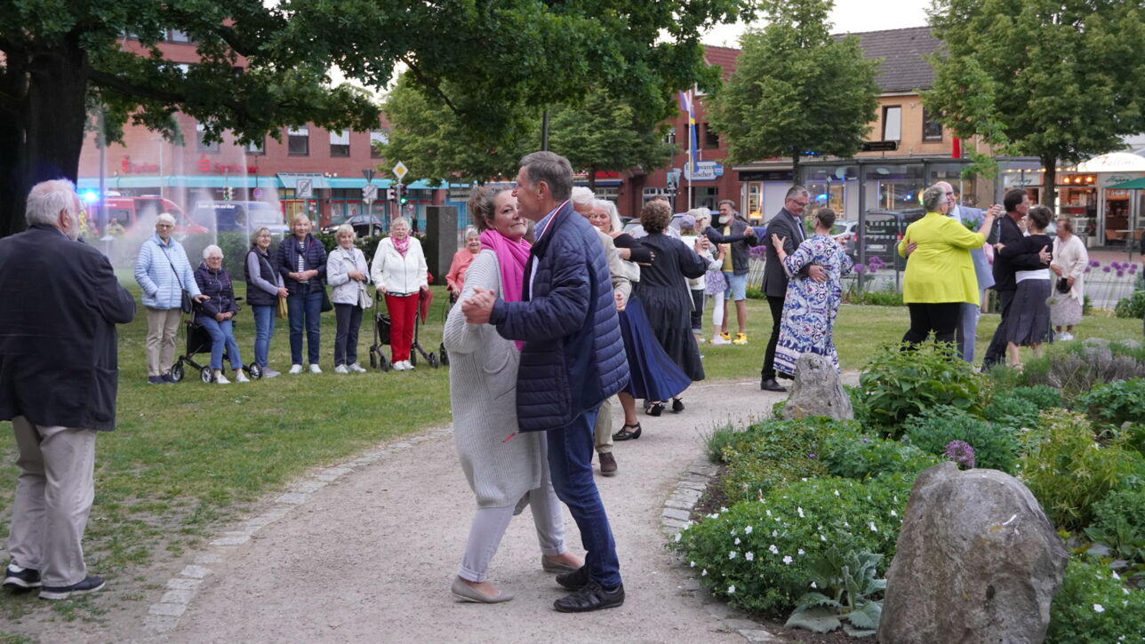 "De Gill schall leven" - Fleckensgilde tanzt um den Roland