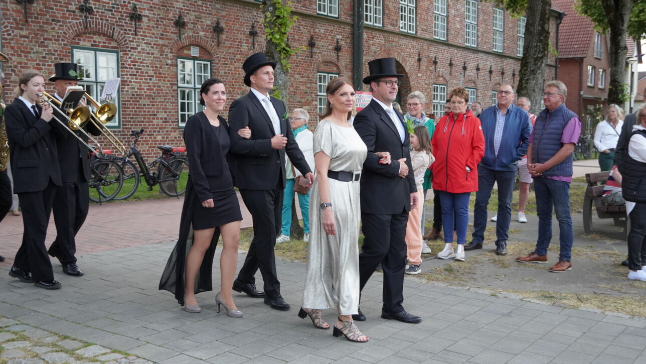 "De Gill schall leven" - Fleckensgilde tanzt um den Roland