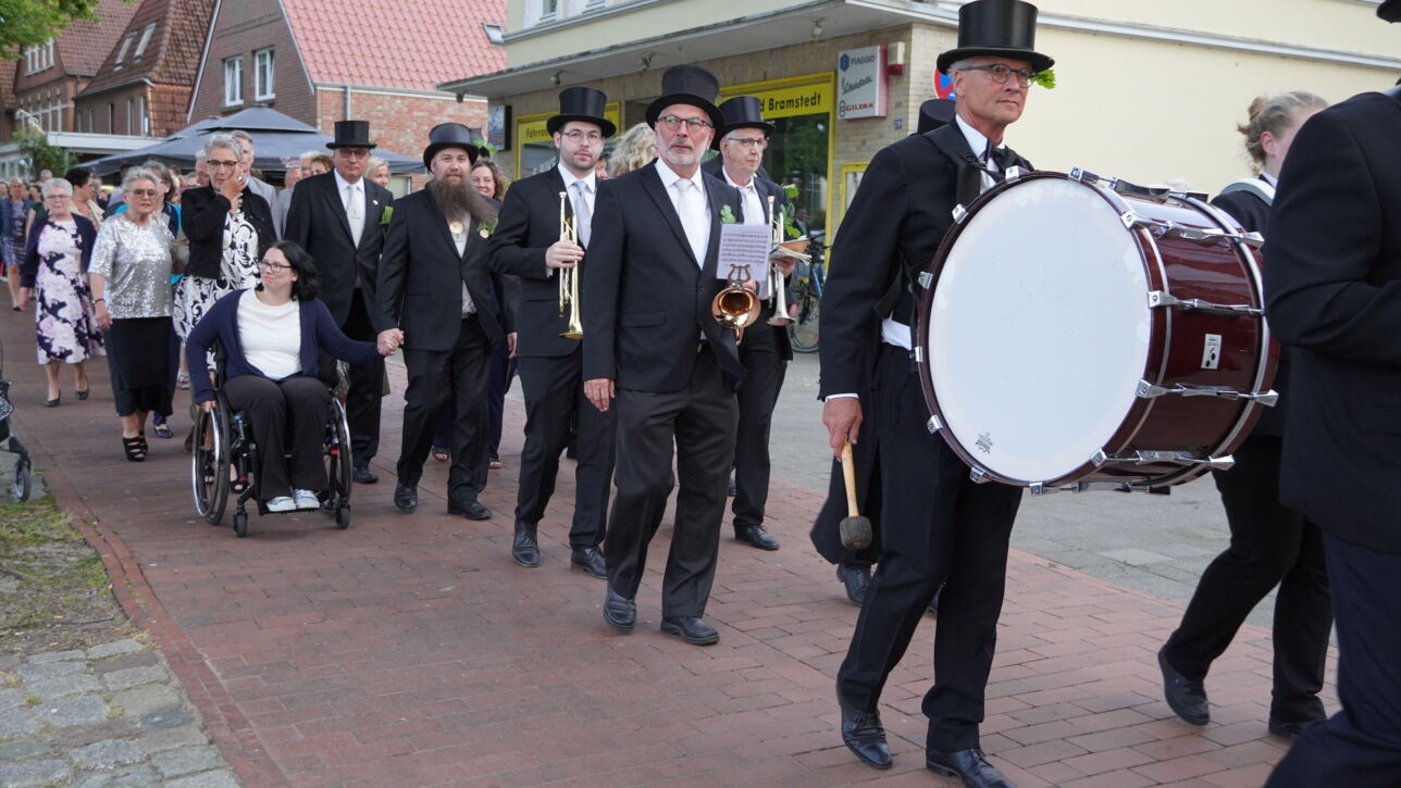 "De Gill schall leven" - Fleckensgilde tanzt um den Roland