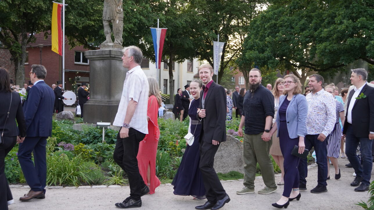 "De Gill schall leven" - Fleckensgilde tanzt um den Roland