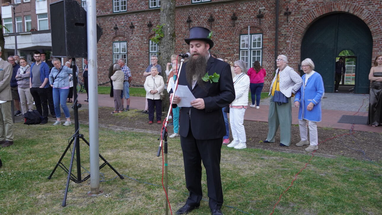 "De Gill schall leven" - Fleckensgilde tanzt um den Roland