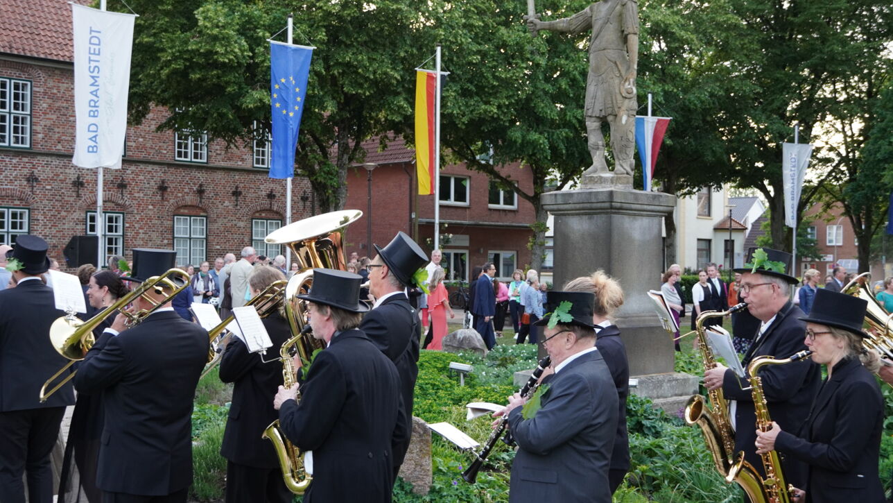 "De Gill schall leven" - Fleckensgilde tanzt um den Roland