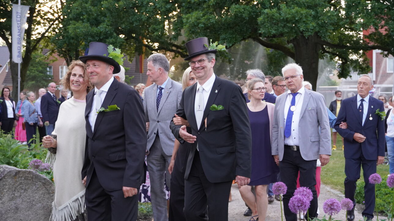 "De Gill schall leven" - Fleckensgilde tanzt um den Roland