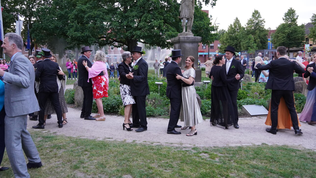 "De Gill schall leven" - Fleckensgilde tanzt um den Roland