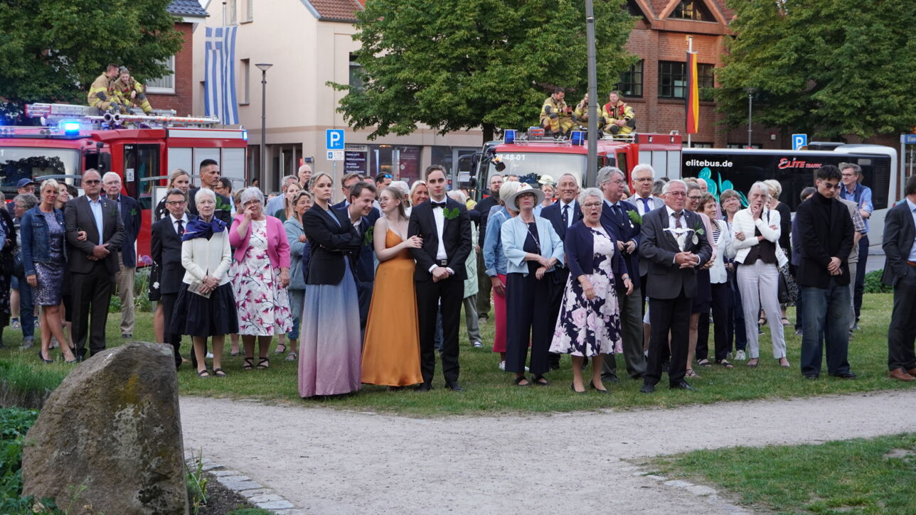 "De Gill schall leven" - Fleckensgilde tanzt um den Roland