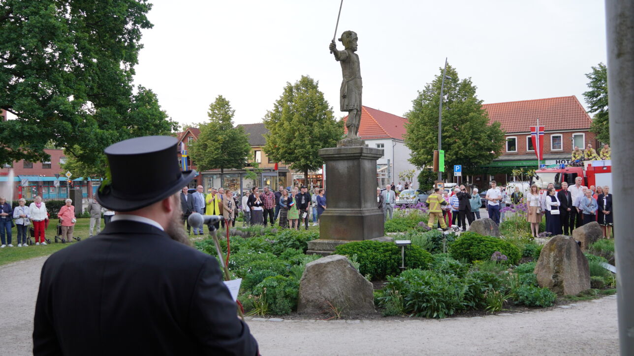 "De Gill schall leven" - Fleckensgilde tanzt um den Roland
