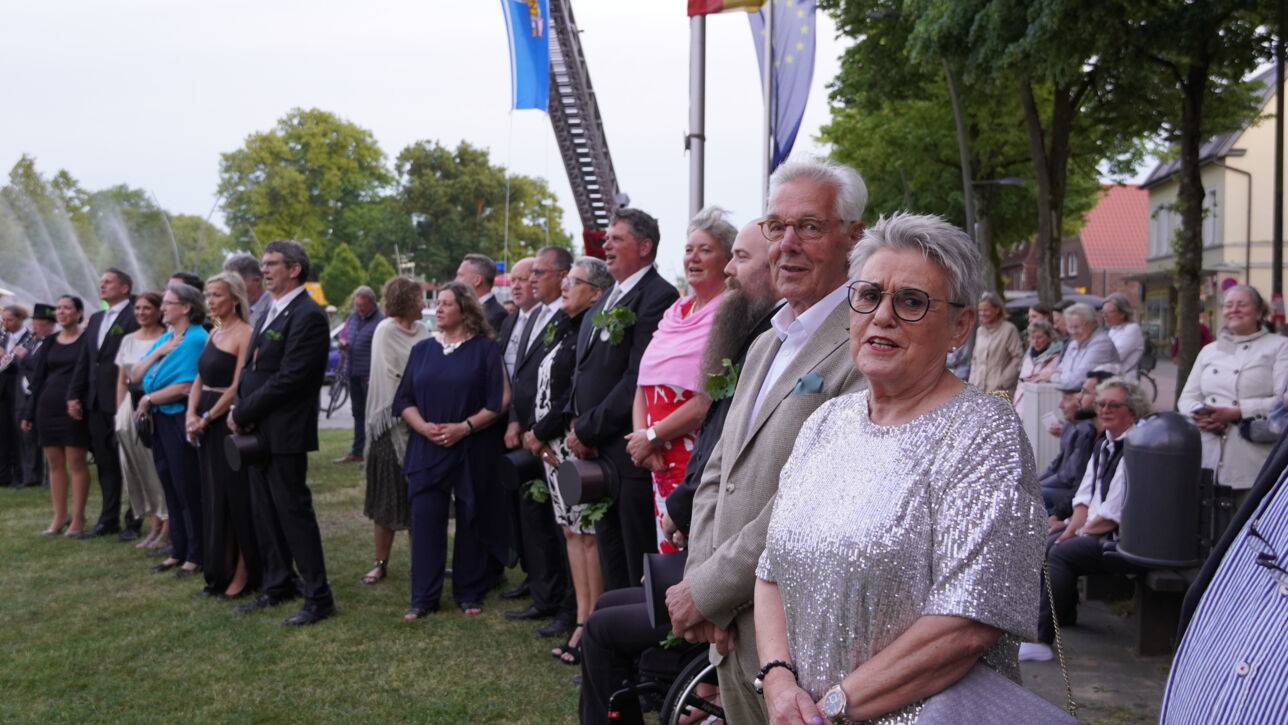 "De Gill schall leven" - Fleckensgilde tanzt um den Roland