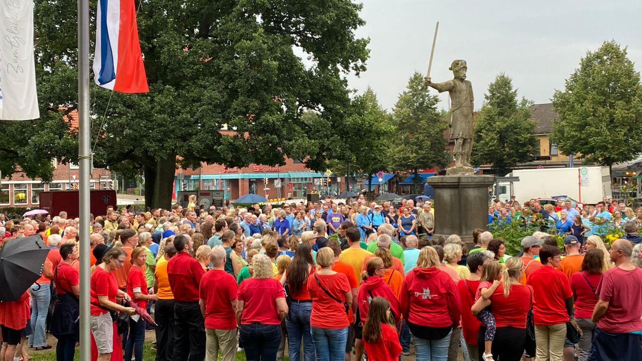 Orts-Challenge gewonnen! VR Bank in Holstein spendet 2000€ an Bad Bramstedter Tafel