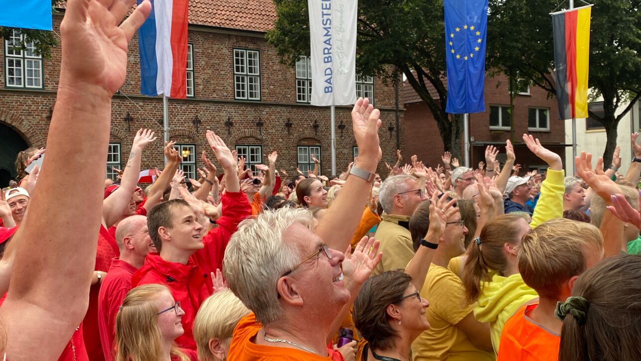 Orts-Challenge gewonnen! VR Bank in Holstein spendet 2000€ an Bad Bramstedter Tafel