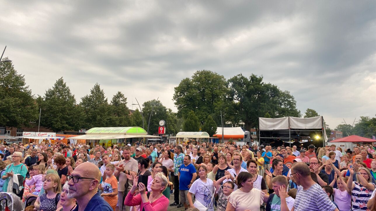 Orts-Challenge gewonnen! VR Bank in Holstein spendet 2000€ an Bad Bramstedter Tafel