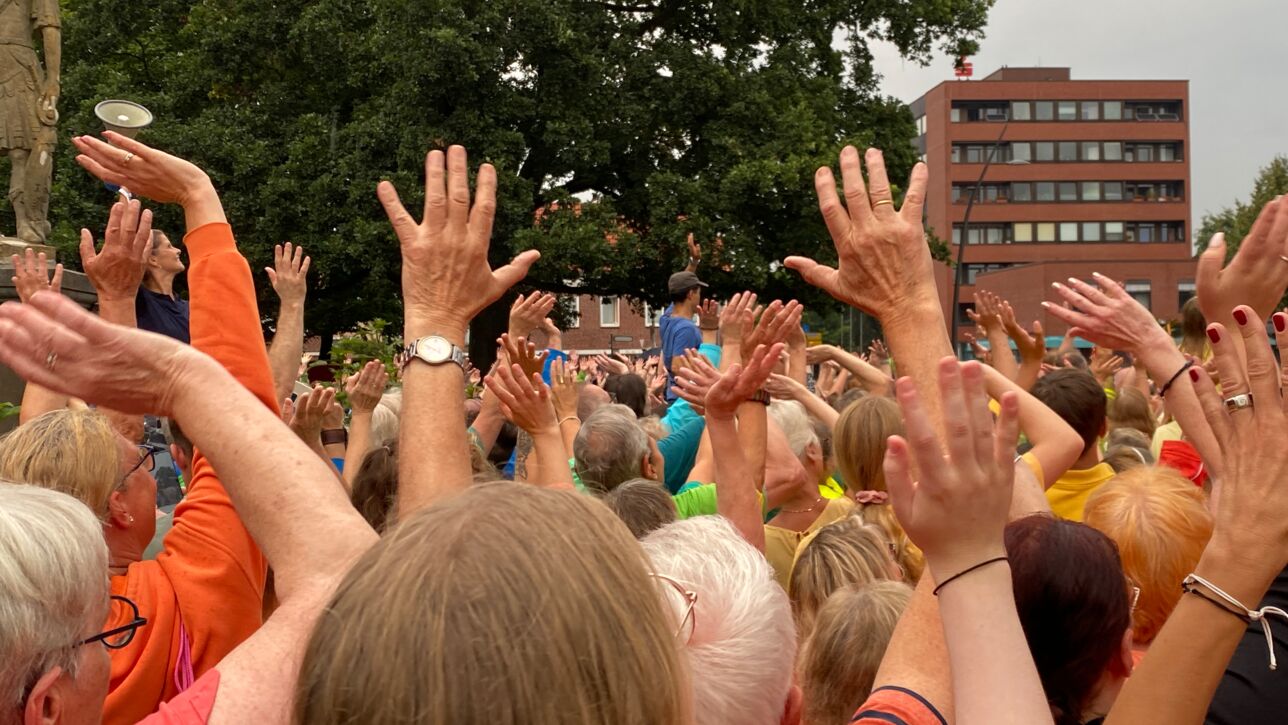 Orts-Challenge gewonnen! VR Bank in Holstein spendet 2000€ an Bad Bramstedter Tafel