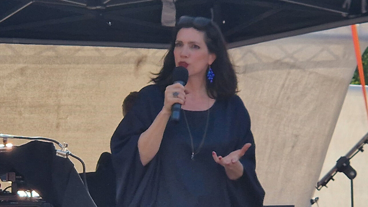 Rozette Kats und Melanie Bernstein verlegen Gedenktafel auf dem Bad Segeberger Marktplatz