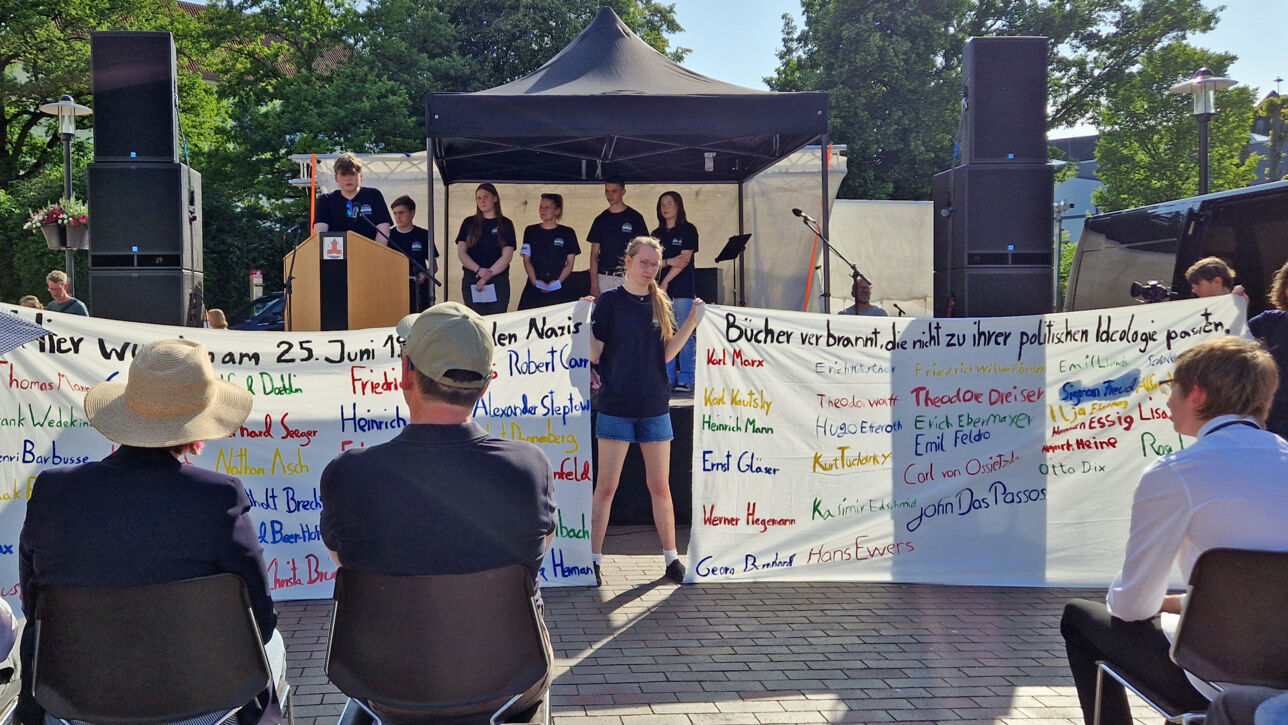 Rozette Kats und Melanie Bernstein verlegen Gedenktafel auf dem Bad Segeberger Marktplatz