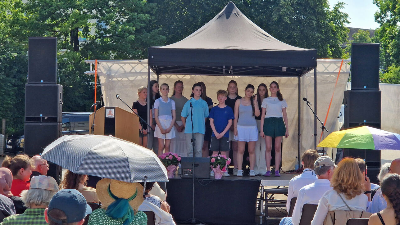 Rozette Kats und Melanie Bernstein verlegen Gedenktafel auf dem Bad Segeberger Marktplatz