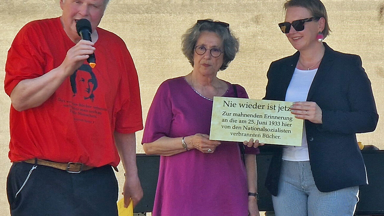 Rozette Kats und Melanie Bernstein verlegen Gedenktafel auf dem Bad Segeberger Marktplatz