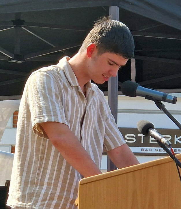 Rozette Kats und Melanie Bernstein verlegen Gedenktafel auf dem Bad Segeberger Marktplatz