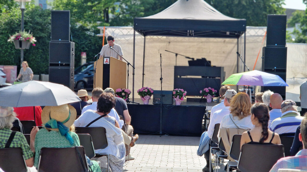 Rozette Kats und Melanie Bernstein verlegen Gedenktafel auf dem Bad Segeberger Marktplatz