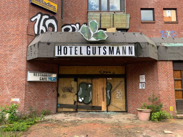 Haupteingang der verbarrikadierten Ruine des Hotels Gutsmann