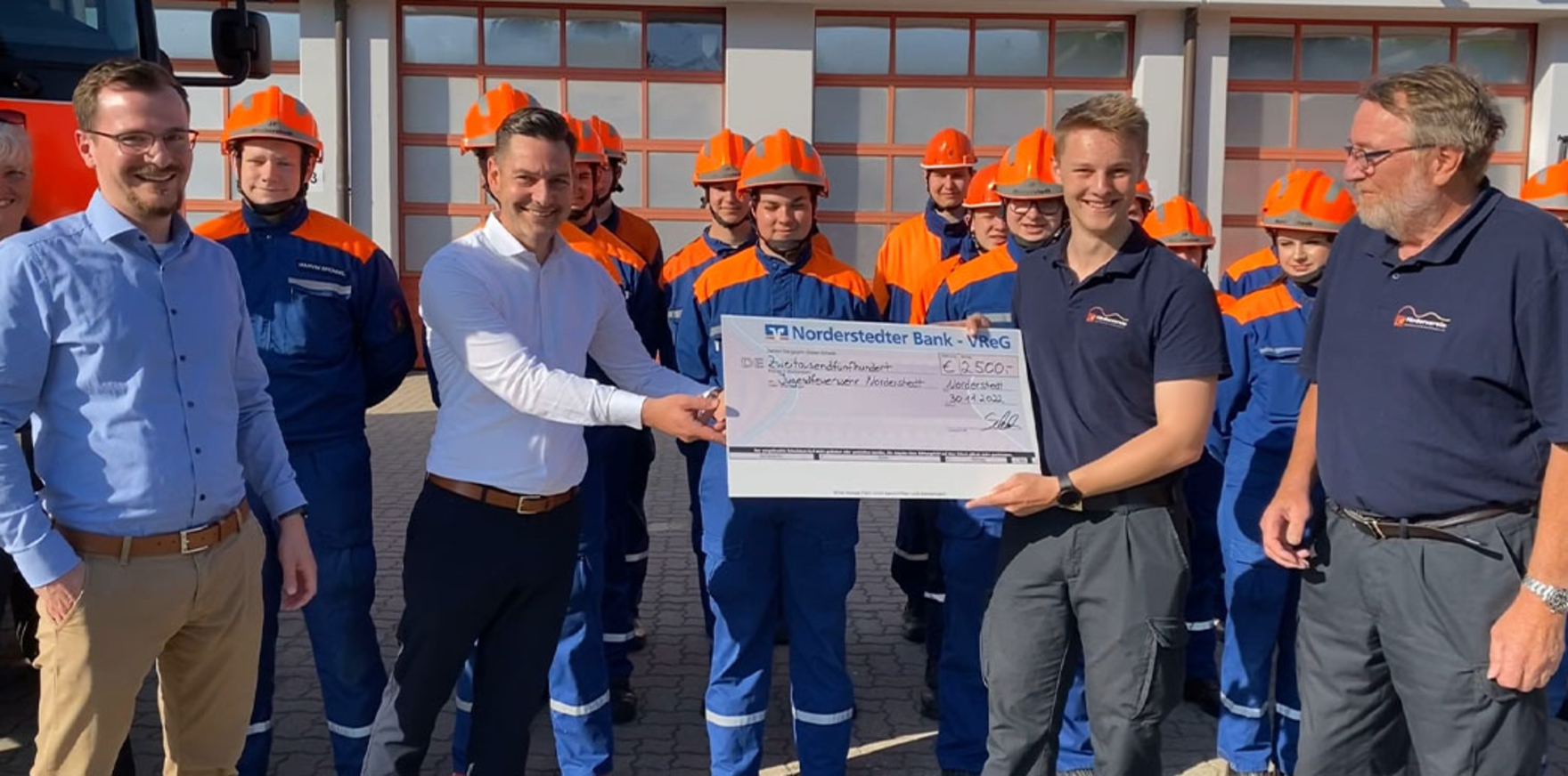 Jugendfeuerwehr Norderstedt freut sich über Spendenscheck