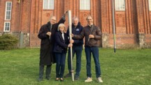30-230 cm unter dem Hammer: v.l. Propst i.R. Stefan Block, Uta Winkelmann, Carsten Kock, Sven Thomas Haase