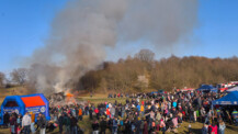 Bei strahlendem Wetter kamen viele Besucherinnen und Besucher zum Familien-Osterfeuer des THW Kaltenkirchen