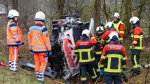 Schwerer LKW Unfall - Fahrer eingeklemmt