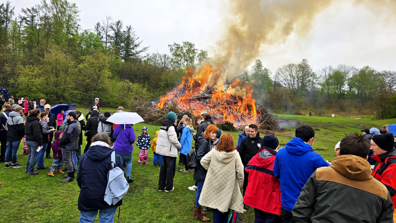 THW-Familien-Osterfeuer trotz Regen ein voller Erfolg